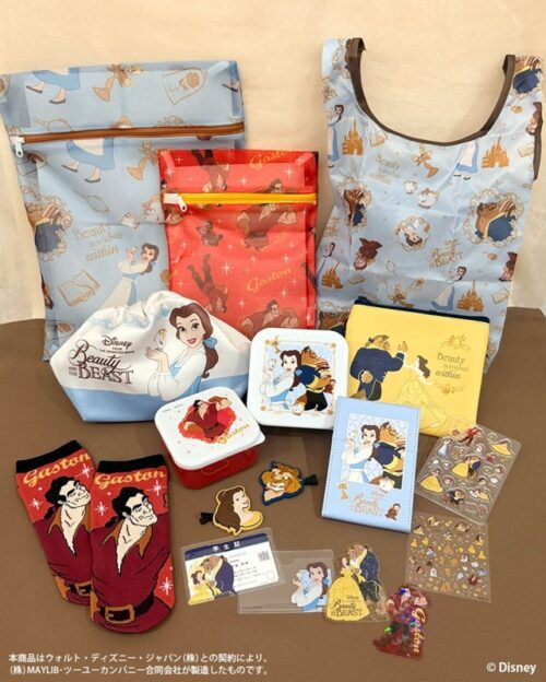 shimapatobu's tweet photo. サンキューマート『美女と野獣』コラボのグッズが2026年11月中旬より新発売！オンライン先行予約も実施！

https://t.co/K2SY4lIAyu

#美女と野獣　#ディズニー　#プリンセス　#サンキューマート

パステルブルーを基調とした、クラシカルなデザインに「ベル」や「野獣」、「ガストン」を描いた、日常使いしやすいアイテムが勢ぞろい♪