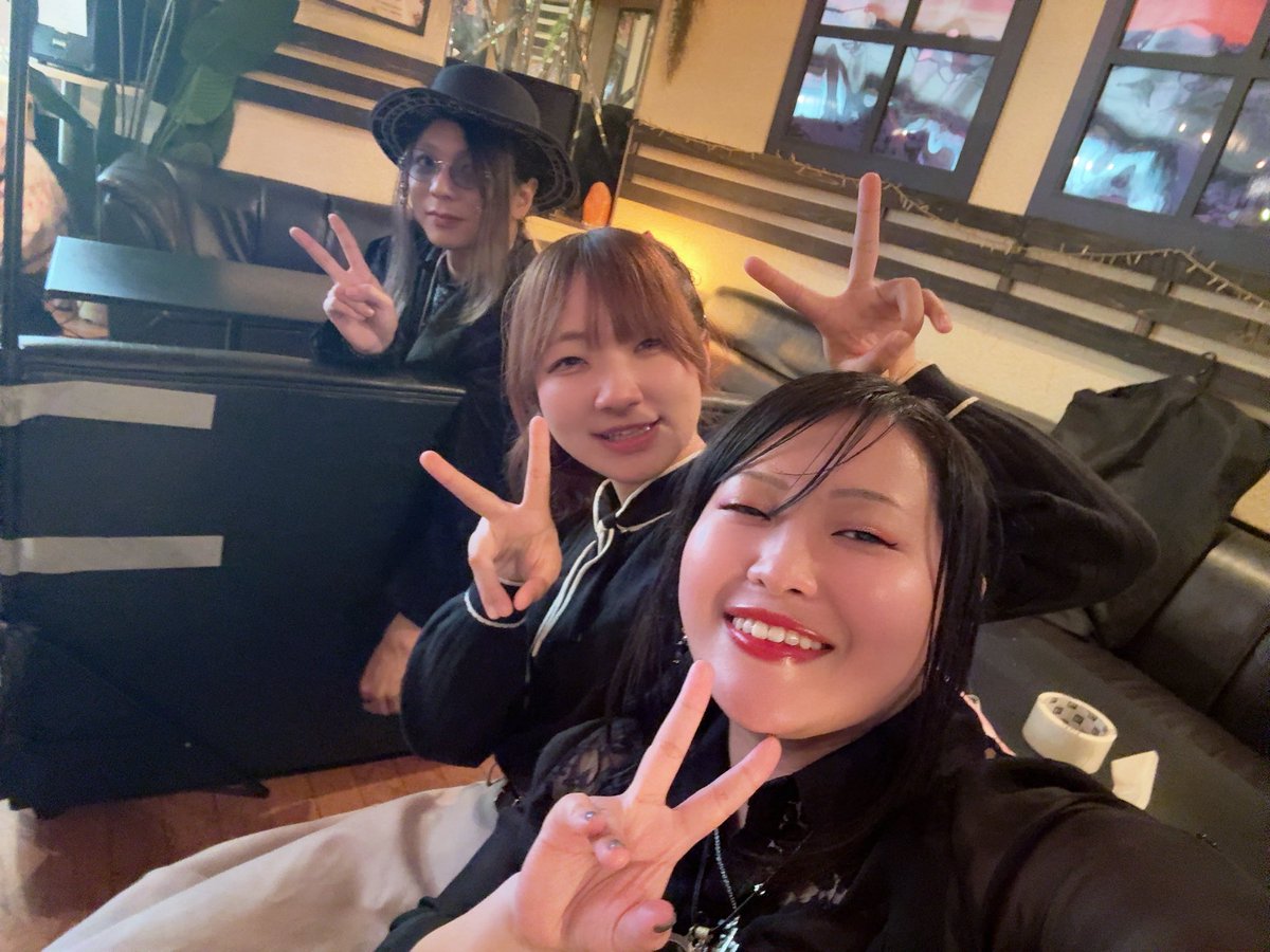 Fukami_yuno's tweet photo. #ギターとカレーとシーシャの日 受付で櫻ミライいるよ！

なんかポニーテールだけ見たら良いとこのお嬢さんみたいだね〜〜
櫻ミライとわさびさんのスリーショットなかなか珍しいな……？？
お歌も歌うので良かったら聞きに来てくださいな〜🌸 https://t.co/ixN2GqUPSG
