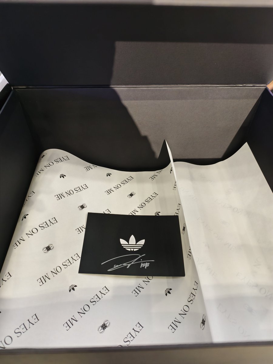 aaLekky's tweet photo. Box set Adidas มีลายเซ็นสดน้องแบมค่า
มีที่สาขาเซ็นทรัลเวิลด์และทรงวาด 
#adidasxBamBamEYESONME

#adidasoriginals #adidas #adidasThailand #BamBam @adidasoriginals @adidas https://t.co/FAEV7Ky1Jx