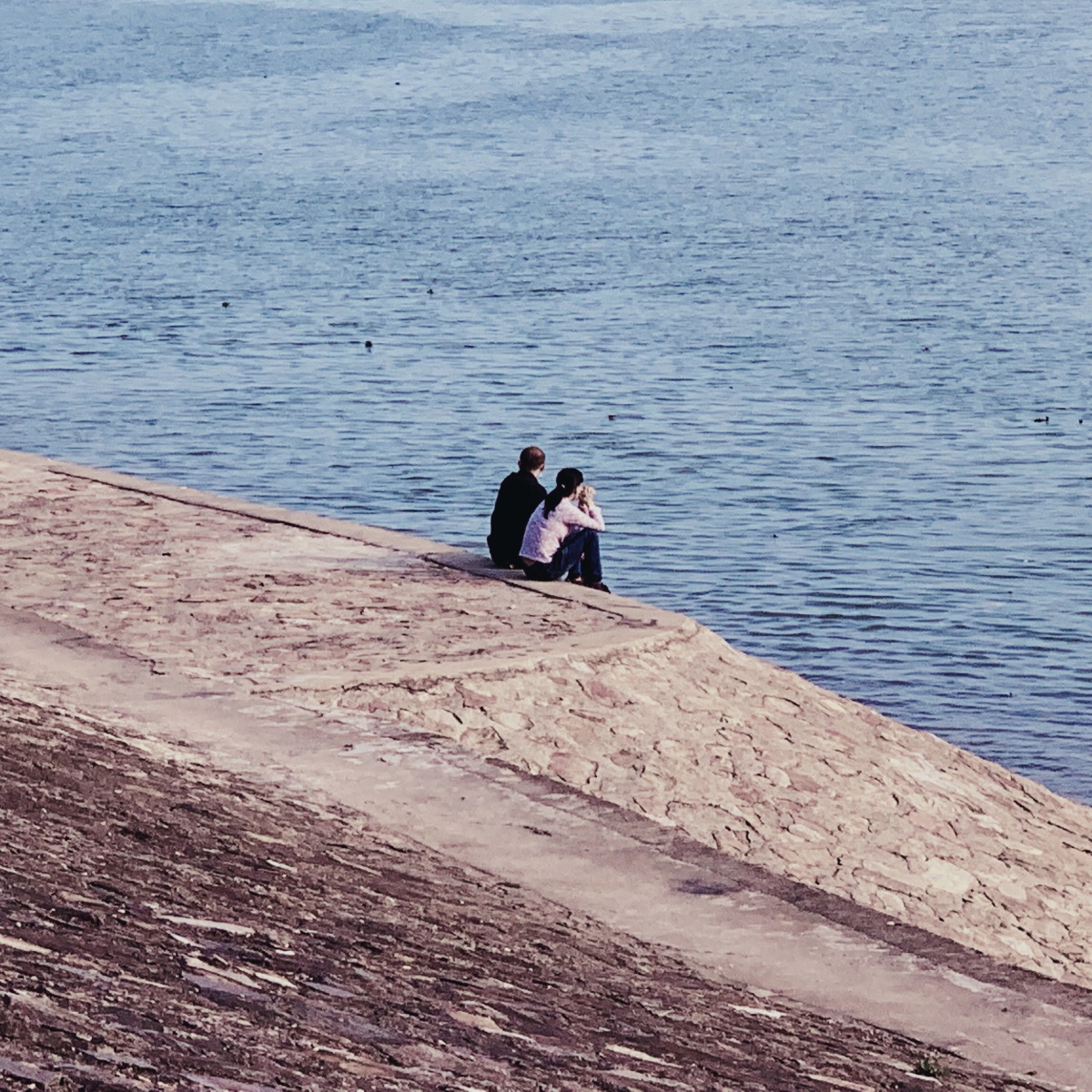 PuhloeK's tweet photo. Looking at the distant waves in Liao Zhan, I snuggle up with my favorite tube, such a cozy and lovely moment! https://t.co/nU8hK7d01K