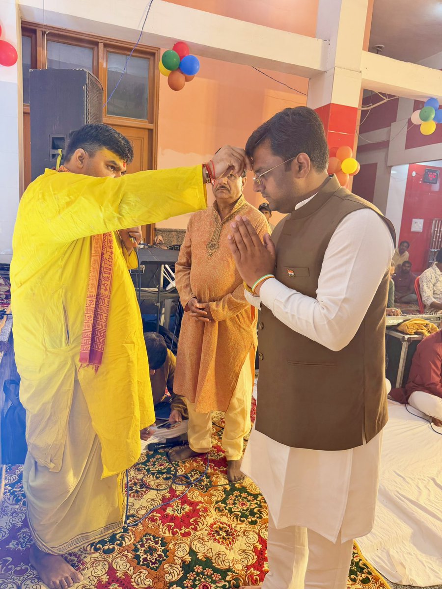 RohanMittalktl's tweet photo. 🙏माता रानी की चौकी में ज्योत प्रज्वलित कर लिया माँ का आशीर्वाद 🙏
गत रात्रि शिव मंदिर, हुडा स्थित माता रानी की चौकी में सम्मिलित होकर पूजा-अर्चना एवं माता रानी की ज्योत प्रज्वलित करने का सौभाग्य प्राप्त हुआ। 
कार्यक्रम का आयोजन श्री शशि मंगल जी द्वारा किया गया। @ArchanaGuptaBJP https://t.co/H0zQ6kmJ3Q