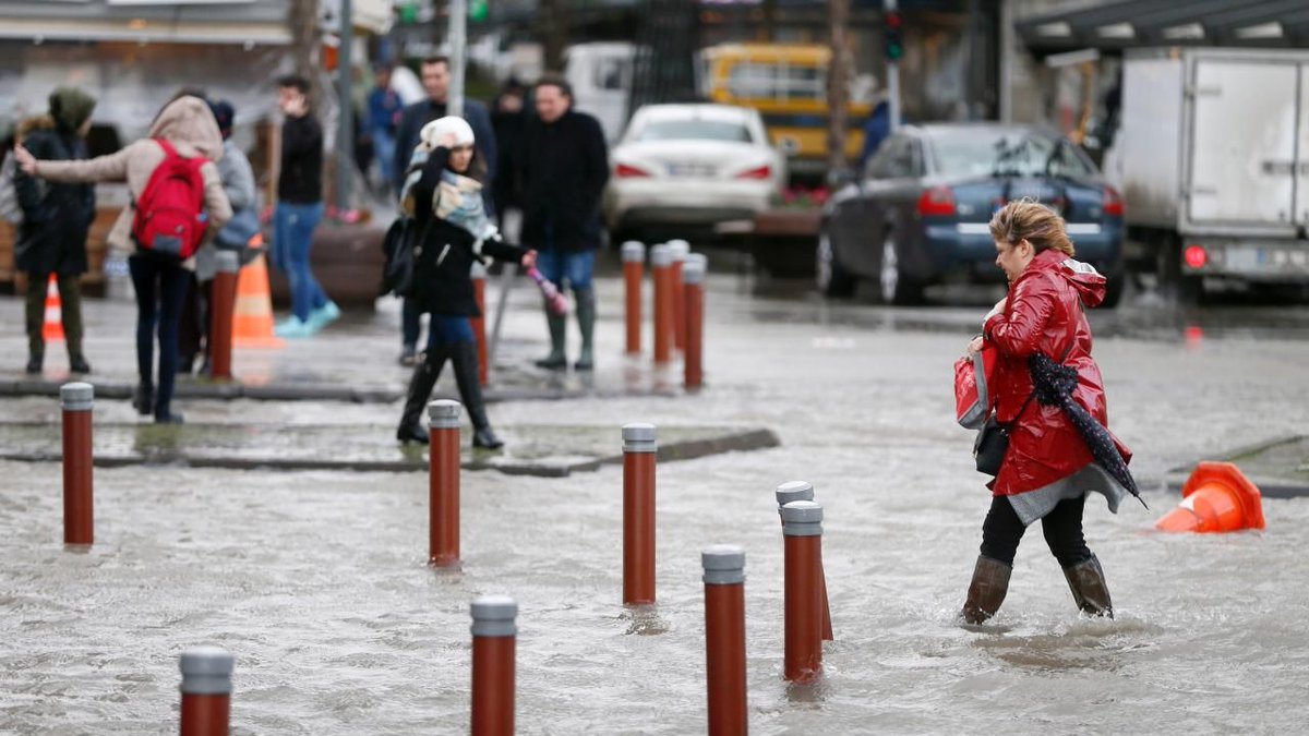 StopHolderr's tweet photo. Meteorolojiden kuvvetli yağış, fırtına ve kar uyarısı

Yurt genelinde gök gürültülü sağanak, fırtına ve yüksek kesimlerde kar yağışı nedeniyle 45 il için "turuncu" ve "sarı" kodlu uyarıda bulunuldu. https://t.co/VnE9t8SQjS