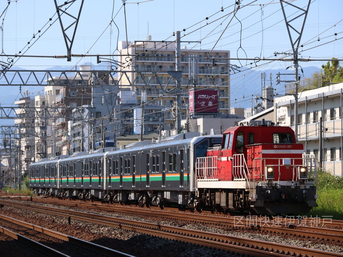 kintetsu8000's tweet photo. E723-5000番台(B-5＋B-4＋B-3)甲種輸送。
兵庫から吹田貨物ターミナルまではDD200-20号機が牽引しました。

2026.10.13

#E723系 #甲種輸送 #JR東日本 https://t.co/zvYzHnI325