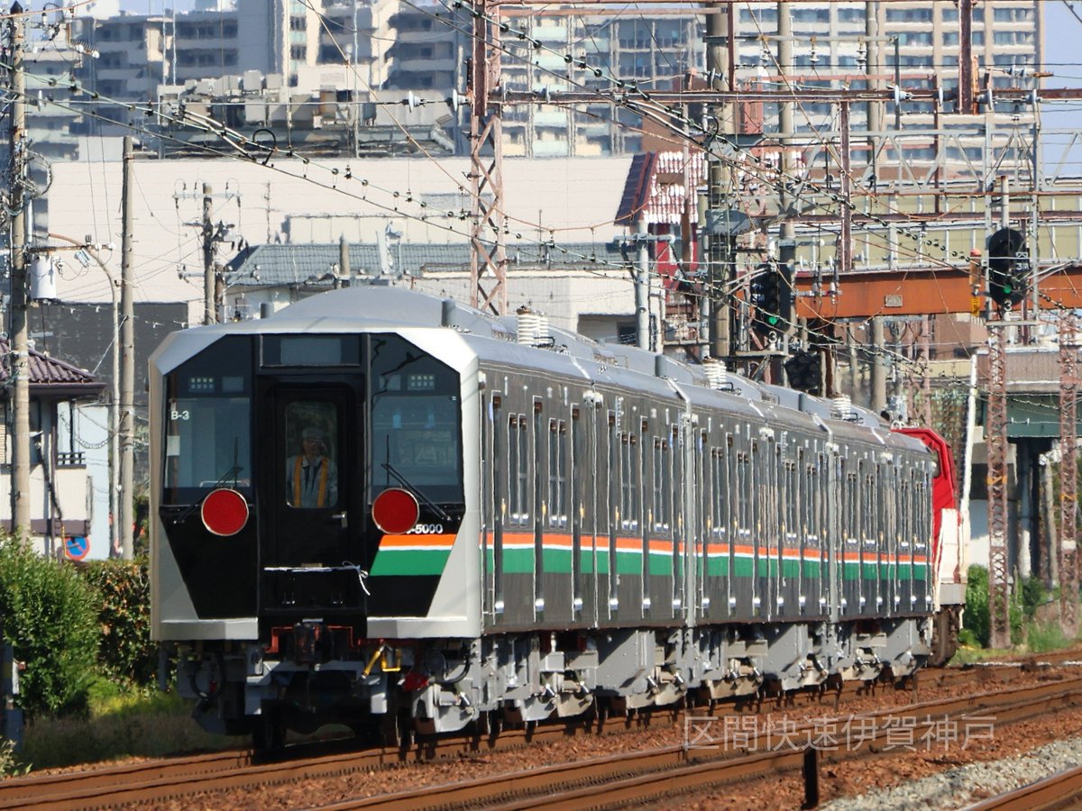 kintetsu8000's tweet photo. E723-5000番台(B-5＋B-4＋B-3)甲種輸送。
兵庫から吹田貨物ターミナルまではDD200-20号機が牽引しました。

2026.10.13

#E723系 #甲種輸送 #JR東日本 https://t.co/zvYzHnI325