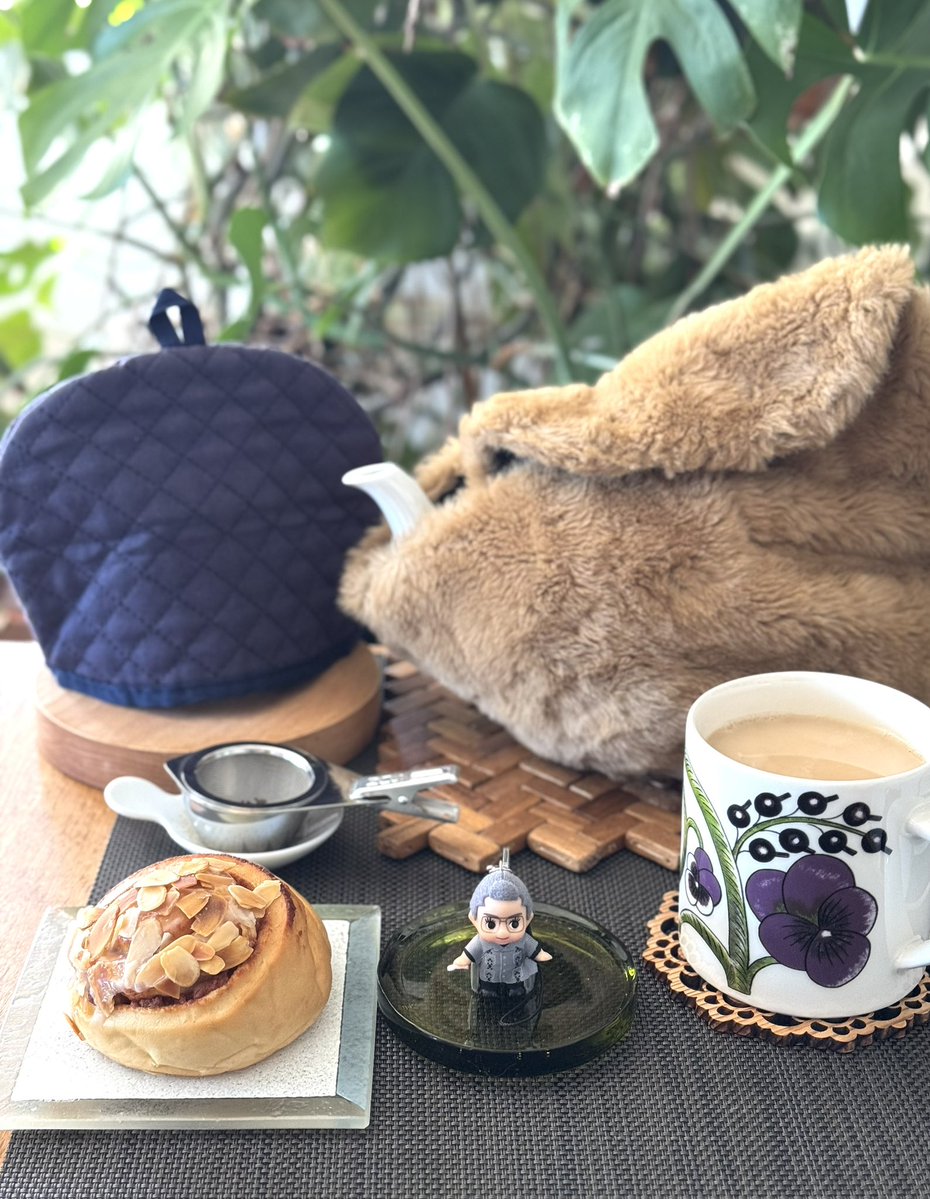 EA1879's tweet photo. 午前勤務終了、休日のお茶です。
パン屋のシナモンロール！

今日はもう家から出ません、嬉しい。 https://t.co/xFFngs2WRI