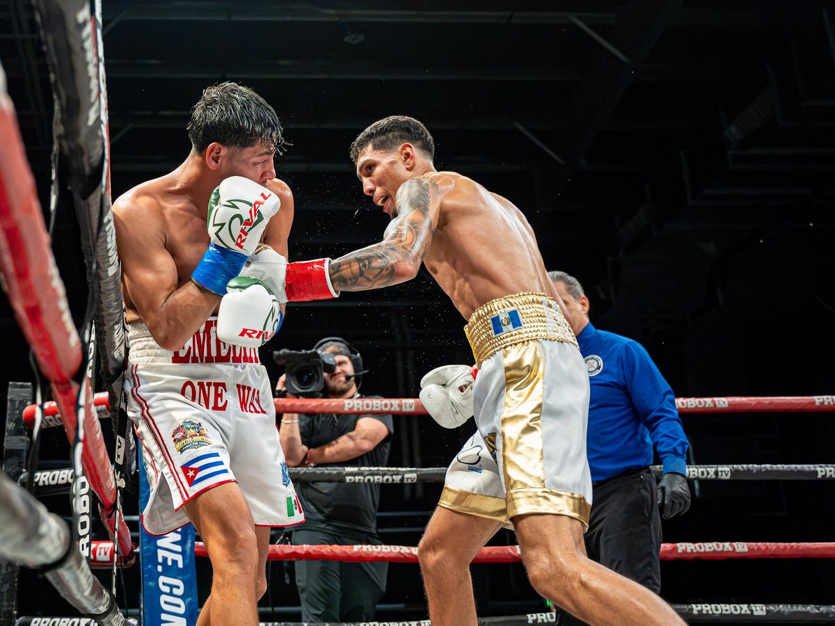 ProBox_TV's tweet photo. THE NEXT GUATEMALAN SUPERSTAR 🇬🇹🏆

Kevin Anton gets his hand raised against Freudis Rojas Jr and retains his WBC Continental Americas title in Phoenix.

#AntonVsRojas #ProBoxTV https://t.co/RTxrsBMlKO