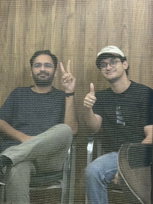 AjinkyaCJP's tweet photo. Day 5 of illegal arrest of Ashu and Saurav.

Waving Tiranga is not a crime! https://t.co/rBk7pWfxdB