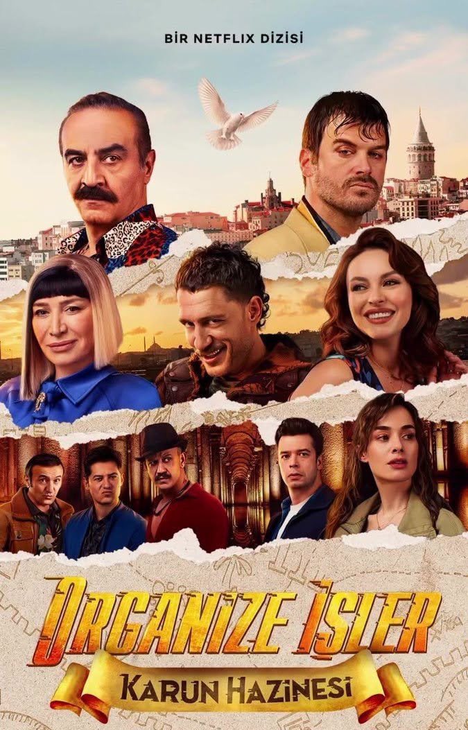 erkiltaki's tweet photo. Organize İşler’in ilk filmindeki Asım Noyan çok başka bir oyunculuktu bence. Ondan çok bir şey yoktu ama eleştirmek haksızlık olur. 20 yıl olmuş, gerçek hayat gibi film karakteri de değişir yaşlanır.  En sevdiğimiz dizinin yeni bölümü gelmiş. O yüzden heyecanlıydık.
Her zaman klişeler olabilir, olmasa klişe olmaz zaten ama keşke hazine odasındaki su basma ve tavan alçalma sahnesi olmasaydı. Heyecan vermedi ve şaşırtmadı bizi. Alıp çıksalardı hazineyi yeterliydi bence.
Kimin neyi komik bulduğu, neye güldüğü belli olmaz tabi o yüzden komik değil ama eğlenceliydi.