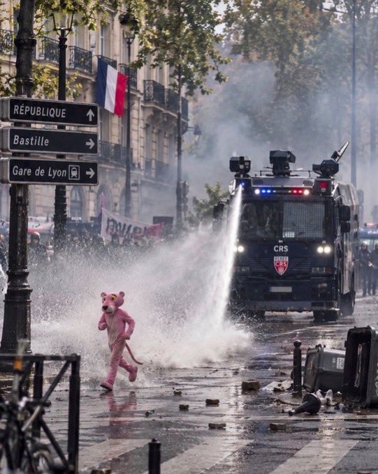 ipeacefulfriend's tweet photo. 🇫🇷デモで今の所一番好きな写真 https://t.co/6pwGbJs2fx