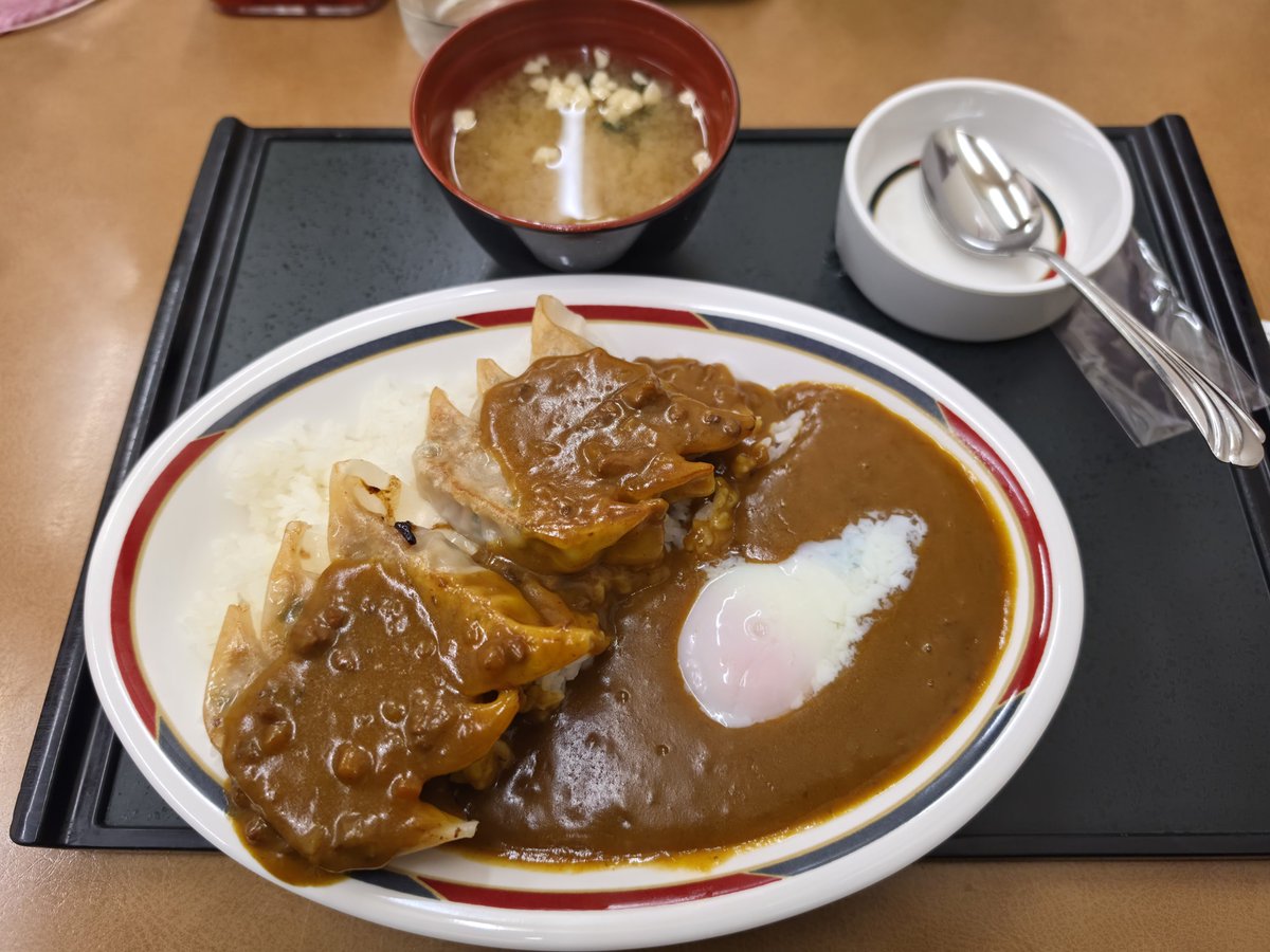 yurumeru329's tweet photo. 海鮮系を食べようとして二条市場行ったんだけど思ったよりも外寒くて体冷えるって思って
海鮮やめて
B級グルメの餃子カレーにしたw
向かってる途中で大行列出来てたから帰りに見たら生誕祭だった！100人くらい居たかな？
サブタイトル？
「批判的な態度取ったら即退場」
一体どんな生誕祭なんだろう？ https://t.co/DAgW3RUDXe