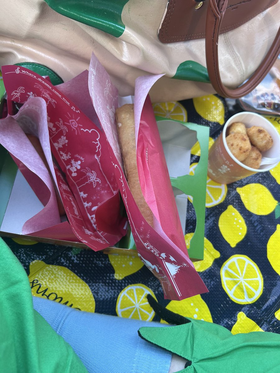 ren_otoya's tweet photo. 写真撮らずにずっと陣地で食べてる https://t.co/W54vZAGWBu