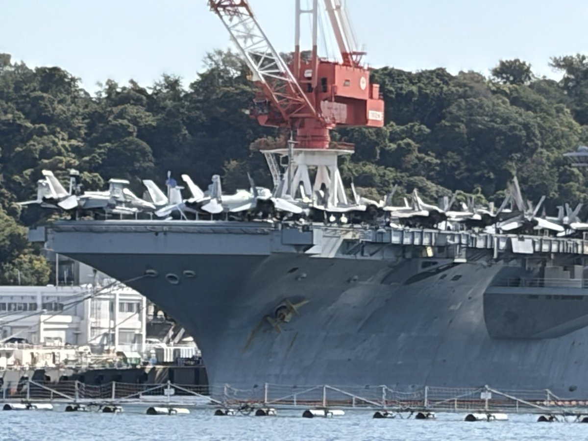 hideoca1's tweet photo. 横須賀基地
艦載機モリモリの
米海軍空母セオドア・ルーズベルト

さっき乗組員3名に東京への行き方を聞かれて駅までエスコート👍
袴を買いたいそうで…🤭
Welcome to Japan
#横須賀基地 #TheodoreRoosevelt #CVN71 #USNavy https://t.co/MzdlmQmF0u