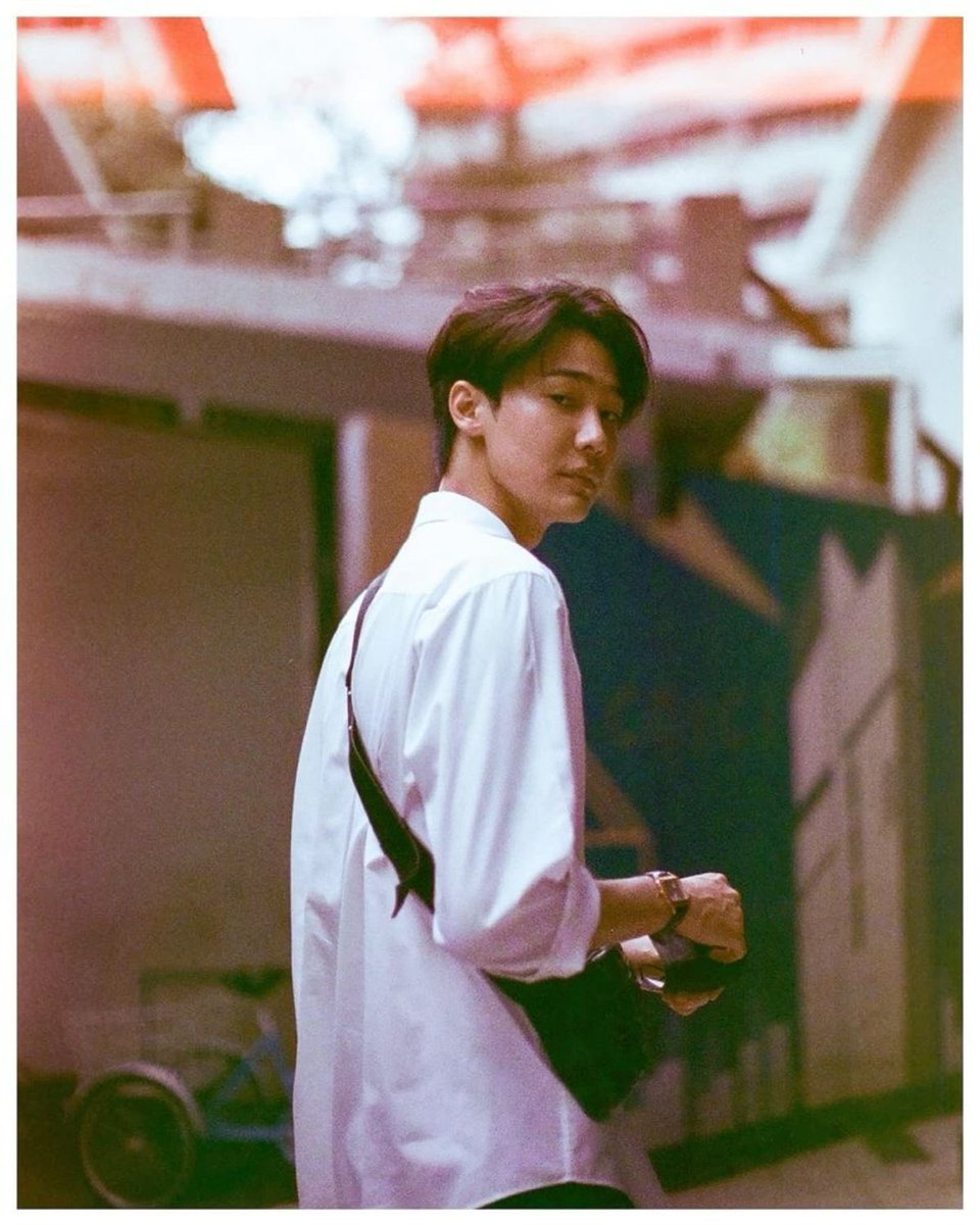 tsutiramisu's tweet photo. พ่อหน่ะ สมัยหนุ่ม ๆ หน่ะ
ต่อให้ต้องยืนกับคนเป็นร้อยอ่ะ
พ่อก็จะโดดเด่นขึ้นมา แบบออร่าอ่ะ
จมูกโด่งเป็นสัน ปากสีชมพู สูง คือหล่อมากอ่ะ
สาว ๆ มาติดเยอะ แต่พ่อก็ชอบแม่ https://t.co/2fc7Zbw01y
