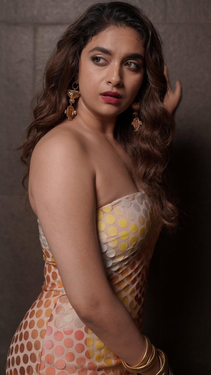 Rakulstan's tweet photo. Happy birthday di kundiyar thilagam🍑

Her face, base and pits all is perfect makes you to goon hard for her🥵🤤

#KeerthySuresh #HBDKeerthySuresh https://t.co/3C8tNCZ8Cz