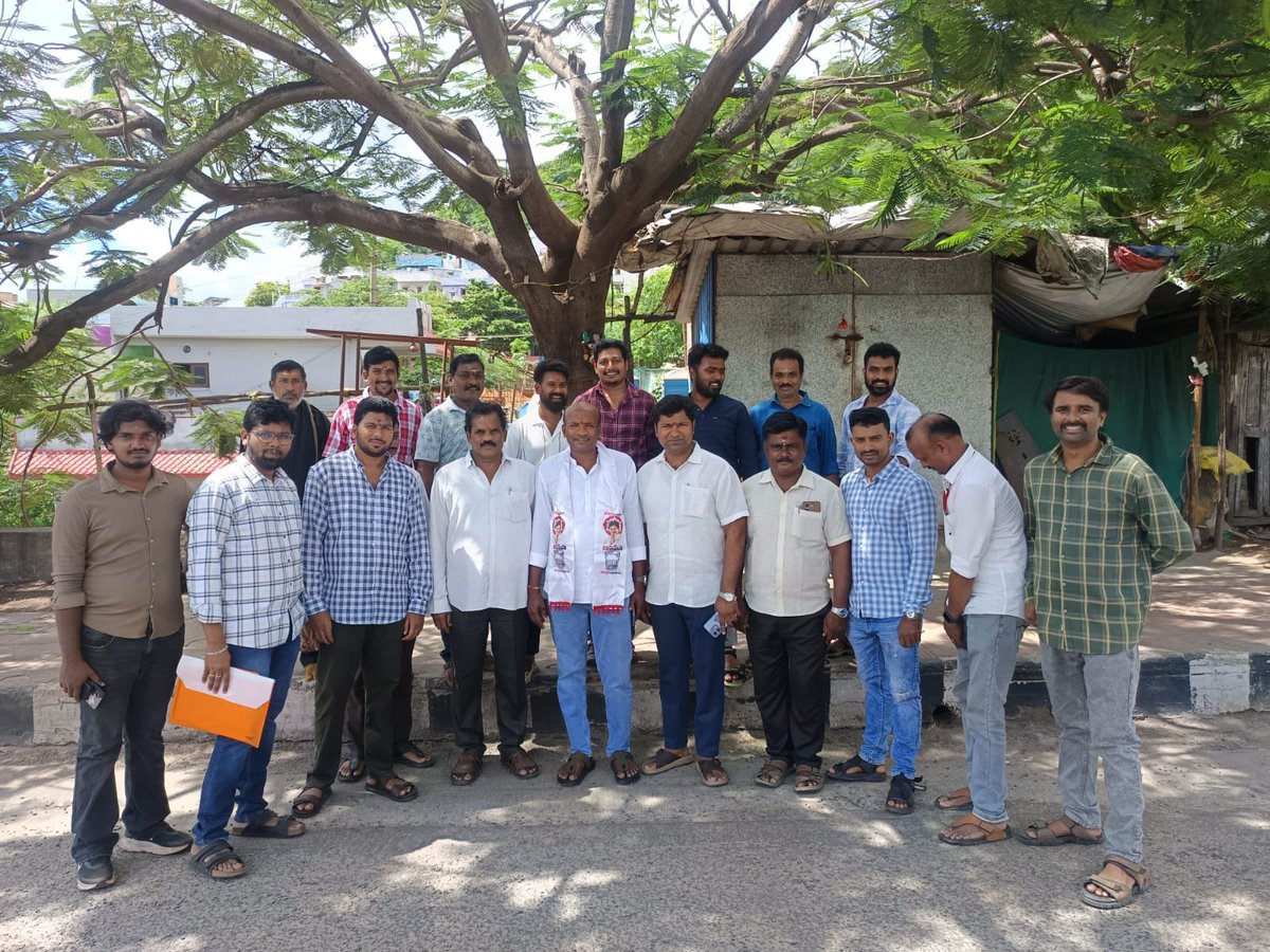 TheTeluguDaily_'s tweet photo. 🚨 GVMC 113వ వార్డులో జనసేన అభ్యర్థి నామినేషన్
పెందుర్తి నియోజకవర్గం పరిధిలోని జీవీఎంసీ 113వ వార్డు ఎన్డీయే కూటమి అభ్యర్థిగా జనసేన తరఫున వబ్బిన జనార్దన్ శ్రీకాంత్ నామినేషన్ దాఖలు చేశారు.
#Vizag #Pendurti #JanaSena #APLocalPolls https://t.co/XMfsl6448D