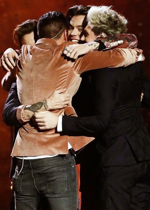 HarrySUruguay's tweet photo. El último abrazo de One Direction fue de Liam abrazando a los 3. 🖤 https://t.co/Aj431UmdgE