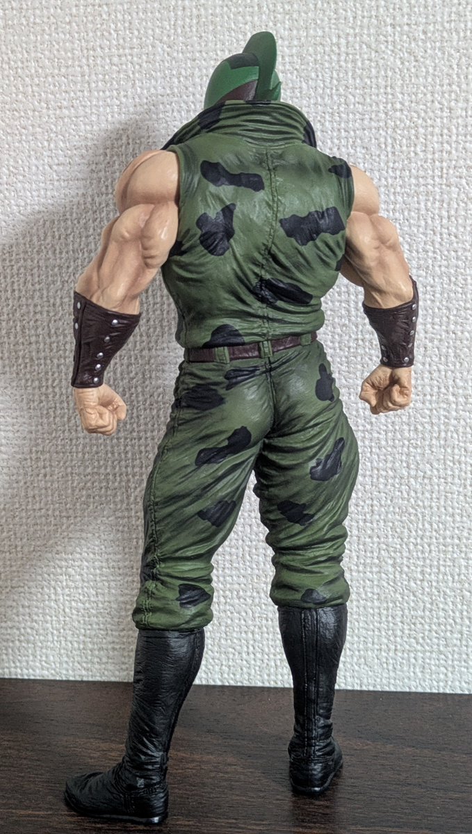 9610555a's tweet photo. ラストワン賞 キン肉マンソルジャーのご紹介です！大胸筋や両腕の血管の造形や陰影塗装がしっかり施されていて、マスクのマークもプリントではなくしっかりと造形されています！そして全体的に質感がマットな質感になっていて、迷彩柄の服のシワ造形などもしっかり造形されています！ https://t.co/yzB9ptO4Co
