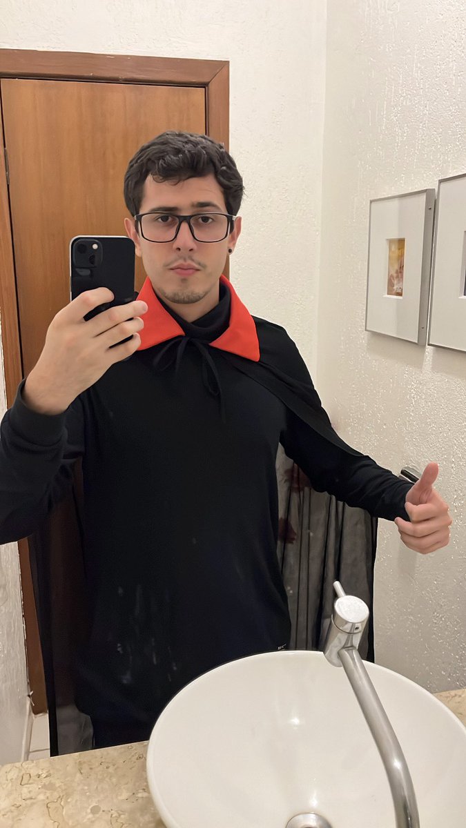cinatnoot's tweet photo. vampiro precisando de um corte de cabelo https://t.co/15ZLrk3WnR