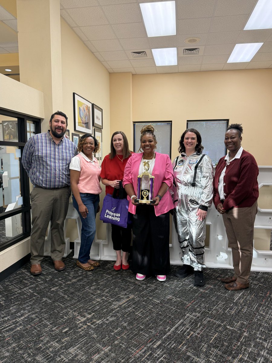 AliefScience's tweet photo. 🏆🟢 Way to shine, @AliefHastingsHS, our High School @Alief_SS Winner in the @Progress_Led Green Dot Challenge! This win is a team effort—thank you to the students, Social Studies MCT, teachers, and campus leaders who made it possible! 💚 @AliefISD @Alief_Instr @ms_gailey https://t.co/Pl2B0NZJUN