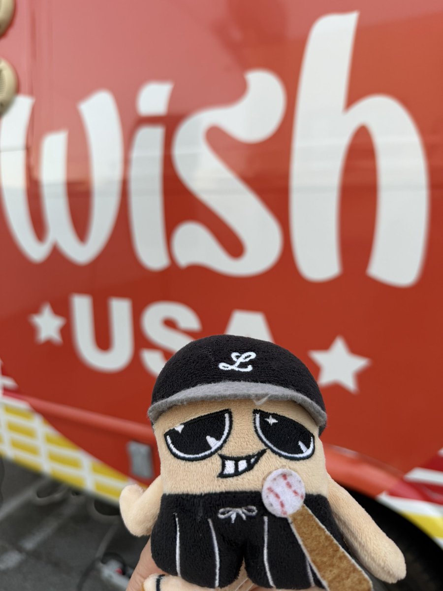 SiriusPleiades1's tweet photo. たくさん人来てたから動画出てくると思うので私は出さないけどwishbus楽しかった✨✨レオくんはLEOーって大きく叫ぶいつものアメリカ人とお子ちゃまたちが来ていたので嬉しそうだった🫶りゅうちゃんはアリゾナ以来何かとメロくてやばい🥰今日1番仕事してたのはやっぱりマナトくんかな✨✨曲の合間とかもバスの外にいるファンたちとコミュニケーション取ろうと英語と体使って1番頑張ってたと思う✨✨今後びふぁの人気高めたいならそれ大事￼￼👍みんなお疲れ様🫶#BEFIRST @wishusaofficial