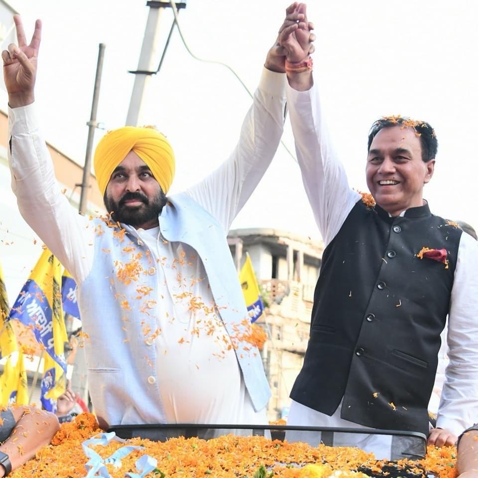 DrRajChabbewal's tweet photo. Heartiest birthday wishes to Hon’ble Chief Minister of Punjab, S. Bhagwant Singh Mann Ji! 💐🎂
 
May Waheguru bless you with good health, boundless energy and a long, fulfilling life dedicated to public service. May your commitment to the welfare of Punjab’s people continue to inspire hope and bring progress and prosperity to every home.

@BhagwantMann @ArvindKejriwal @msisodia