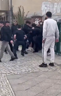 MatthiasHartel's tweet photo. Was wäre wohl los, wenn 10 deutsche Jungs einen 13 jährigen Syrer zusammen geschlagen hätten? https://t.co/efZXlq0eEz