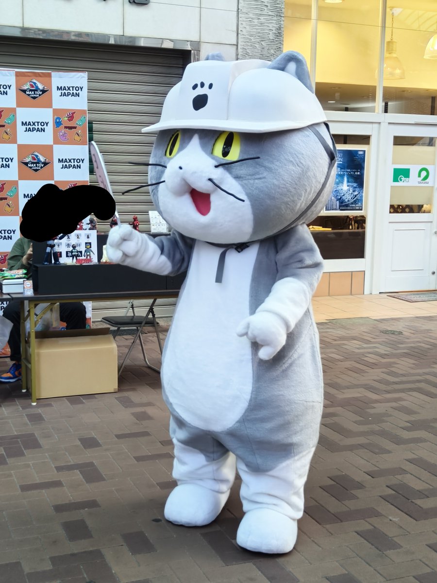 nukofuck's tweet photo. 仕事猫とムジーナと一緒に商店街からくまみねショップの方へ向かいます。 https://t.co/0hnZEkhsbT