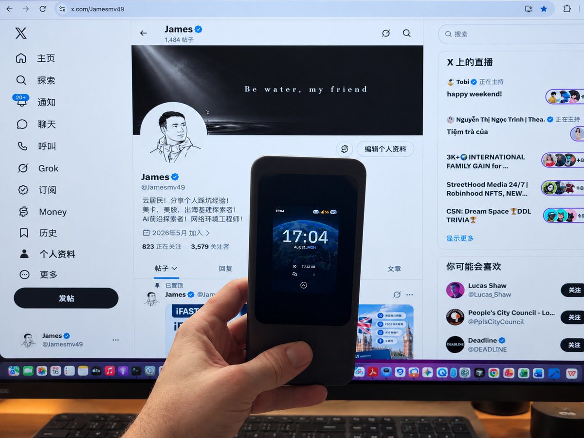 Jamesmv49's tweet photo. 昨天我发的这个帖子，没想到这么多人关注，有 20 万阅读量。大家都很好奇这是什么，今天我就详细说说。

这是我用的一款随身软路由。先说说我为什么要坚持使用软路由。

我们如果直接在手机上面通过小火箭等工具使用 VPN，无论是机场 VPN，还是VPS，都要打开 VPN 通道，这是无法关闭的。

所以包括 X 在内，还有银行等，都会检测到你在使用 VPN。

对我这样玩美卡、对网络环境要求高的人来说，要尽量避免使用 VPN 通道，所以我就需要使用软路由，能让我不被检测到 VPN，模拟更加真实的 WiFi 上网环境。

软路由有很多，我用的最便宜的一款是 300 多块钱的，很好用，也很小巧。唯一不方便的是，路由器本身不能装手机卡，我还得再配一台安卓手机或者大疆模块，还要带上充电宝作为电源，随身携带很不方便。

所以我就买了这款随身路由器，虽然贵，但是携带真的很方便。有这么几个亮点很吸引我：

一是 5G 功能：用的是高通 X72 平台，5G 下行最高 4.67Gbps，不像大疆模块只能用 4G；

二是支持 WiFi 7 三频，手机、电脑连上去都很快；

三是自带电池，5150mAh，最多能用 13 个小时，出门再也不用拿充电宝了；

四是有 2.5G 网口，插网线也能用；

五是内置双 SIM 卡 + eSIM，这一点是任何国内手机都比不了的；

六是系统基于 OpenWrt，能 SSH 登录，可玩性很高。

我买的是欧版，支持 n1、n28、n41、n78，电信、联通的 5G 都能覆盖到，移动也能用 n41。

在设置方面，由于它的 5G 芯片有硬件加速，会绕过防火墙，像 Passwall2 这种常规的透明代理方案会不生效。我使用的方法是用虚拟网卡（TUN）把流量导入 Xray。

具体操作方法有位俄罗斯大神写过一篇教程，有兴趣的可以给我留言。
