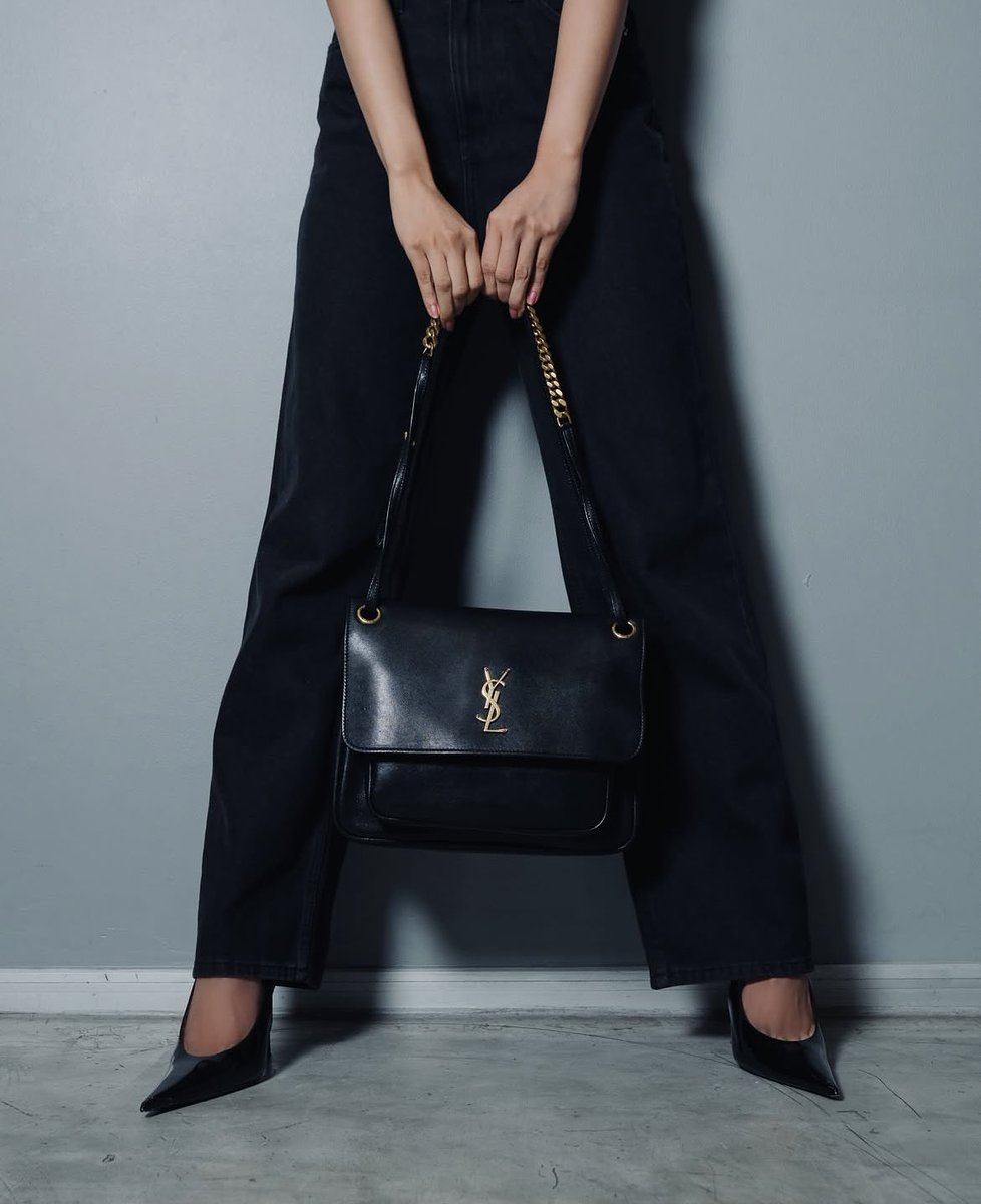 RachanunFanbase's tweet photo. Saint Laurent ถ่ายทอดเสน่ห์อันเป็นเอกลักษณ์ของกระเป๋า Niki Soft Bag ผ่าน ฟิล์ม-รชานันท์ @filmracha #filmracha ที่มาร่วมสะท้อนจิตวิญญาณของเมซง ด้วยดีไซน์ที่ผสานความเรียบหรูเข้ากับความร่วมสมัยได้อย่างลงตัว พร้อมเติมเต็มสไตล์อันโดดเด่นของแต่ละคนได้อย่างมีเอกลักษณ์ ะท้อนให้เห็นถึงความอเนกประสงค์ที่สามารถเข้ากับการแต่งกายได้หลากหลาย ตั้งแต่ลุคสบายๆ ในชีวิตประจำวันไปจนถึงลุคที่เรียบหรูและมีระดับ

กระเป๋า Niki Soft Bag ผลิตจากหนังแกะเนื้อนุ่ม ตกแต่งด้วยสัญลักษณ์ CASSANDRE อันเป็นเอกลักษณ์ของเมซง ภายในมีพื้นที่กว้างขวาง พร้อมช่องเก็บของ 2 ช่องและช่องซิปด้านในสำหรับจัดเก็บสิ่งของจำเป็นได้อย่างเป็นระเบียบ เสริมด้วยสายสะพายหนังสลับโซ่ที่สามารถปรับระดับได้ มอบความคล่องตัวในการใช้งานทั้งแบบสะพายไหล่และสะพายข้าง ตอบโจทย์ไลฟ์สไตล์ร่วมสมัยได้อย่างลงตัว

ด้วยดีไซน์ที่ผสานความงามเหนือกาลเวลาเข้ากับฟังก์ชันการใช้งานอย่างลงตัว Niki Soft Bag จึงยังคงเป็นกระเป๋าที่สะท้อนความมั่นใจ อิสระในการแสดงออก และความสง่างามอันเป็นเอกลักษณ์ของ Saint Laurent ได้อย่างชัดเจน 

#YSL #SaintLaurent #YvesSaintLaurent @YSL