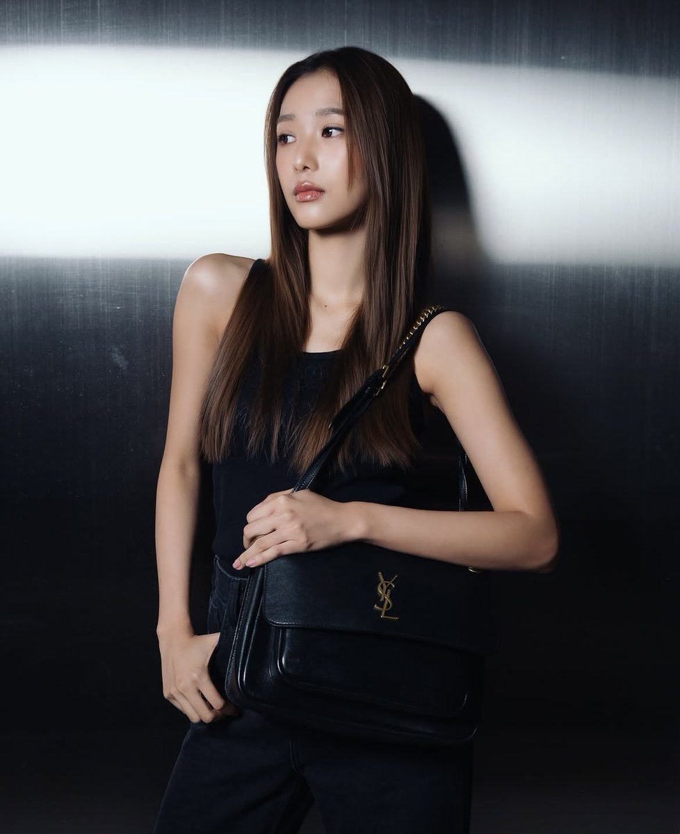RachanunFanbase's tweet photo. Saint Laurent ถ่ายทอดเสน่ห์อันเป็นเอกลักษณ์ของกระเป๋า Niki Soft Bag ผ่าน ฟิล์ม-รชานันท์ @filmracha #filmracha ที่มาร่วมสะท้อนจิตวิญญาณของเมซง ด้วยดีไซน์ที่ผสานความเรียบหรูเข้ากับความร่วมสมัยได้อย่างลงตัว พร้อมเติมเต็มสไตล์อันโดดเด่นของแต่ละคนได้อย่างมีเอกลักษณ์ ะท้อนให้เห็นถึงความอเนกประสงค์ที่สามารถเข้ากับการแต่งกายได้หลากหลาย ตั้งแต่ลุคสบายๆ ในชีวิตประจำวันไปจนถึงลุคที่เรียบหรูและมีระดับ

กระเป๋า Niki Soft Bag ผลิตจากหนังแกะเนื้อนุ่ม ตกแต่งด้วยสัญลักษณ์ CASSANDRE อันเป็นเอกลักษณ์ของเมซง ภายในมีพื้นที่กว้างขวาง พร้อมช่องเก็บของ 2 ช่องและช่องซิปด้านในสำหรับจัดเก็บสิ่งของจำเป็นได้อย่างเป็นระเบียบ เสริมด้วยสายสะพายหนังสลับโซ่ที่สามารถปรับระดับได้ มอบความคล่องตัวในการใช้งานทั้งแบบสะพายไหล่และสะพายข้าง ตอบโจทย์ไลฟ์สไตล์ร่วมสมัยได้อย่างลงตัว

ด้วยดีไซน์ที่ผสานความงามเหนือกาลเวลาเข้ากับฟังก์ชันการใช้งานอย่างลงตัว Niki Soft Bag จึงยังคงเป็นกระเป๋าที่สะท้อนความมั่นใจ อิสระในการแสดงออก และความสง่างามอันเป็นเอกลักษณ์ของ Saint Laurent ได้อย่างชัดเจน 

#YSL #SaintLaurent #YvesSaintLaurent @YSL
