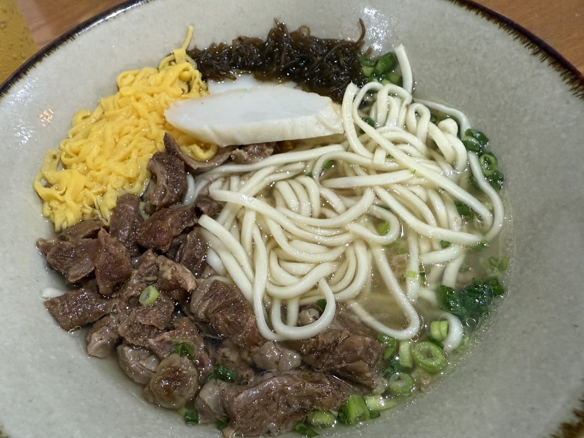 Ponamu1211's tweet photo. お昼ごはん
今年8月にオープン✨
沖縄そば 898 (やくや)

そばの日 特別価格🉐
やくやそばがワンコインの500円😆

鰹＆豚骨出汁で少し甘めのあっさりスープはもずくと錦糸卵にマッチ✨
牛すじ肉との相性も良き🎶
大変美味しゅうございました😋😋

＃北谷町桑江
＃沖縄そばの日
＃沖縄そばじょーぐー https://t.co/ggfccSFSzf