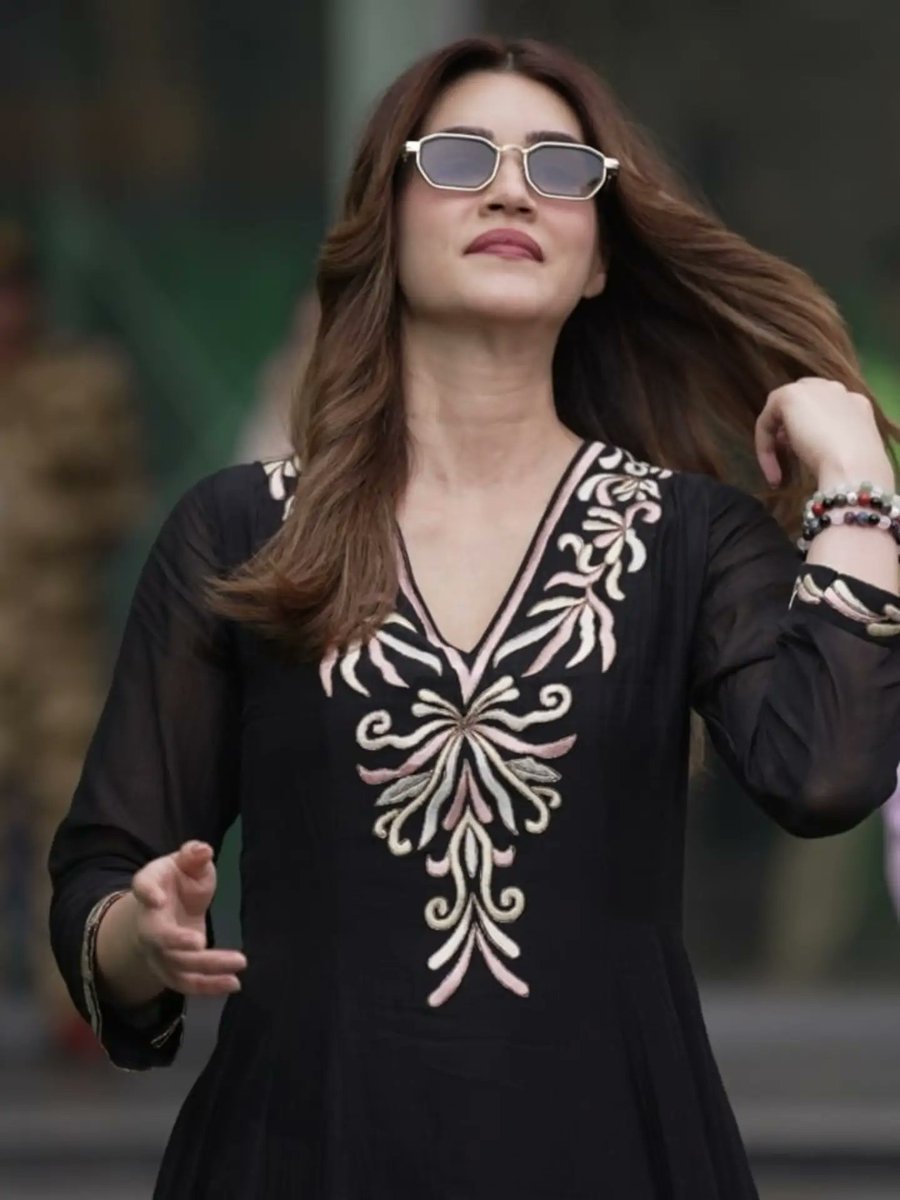 DracoUnbothered's tweet photo. One Sun. One Moon. One Kriti Sanon https://t.co/uDvNICkfEZ