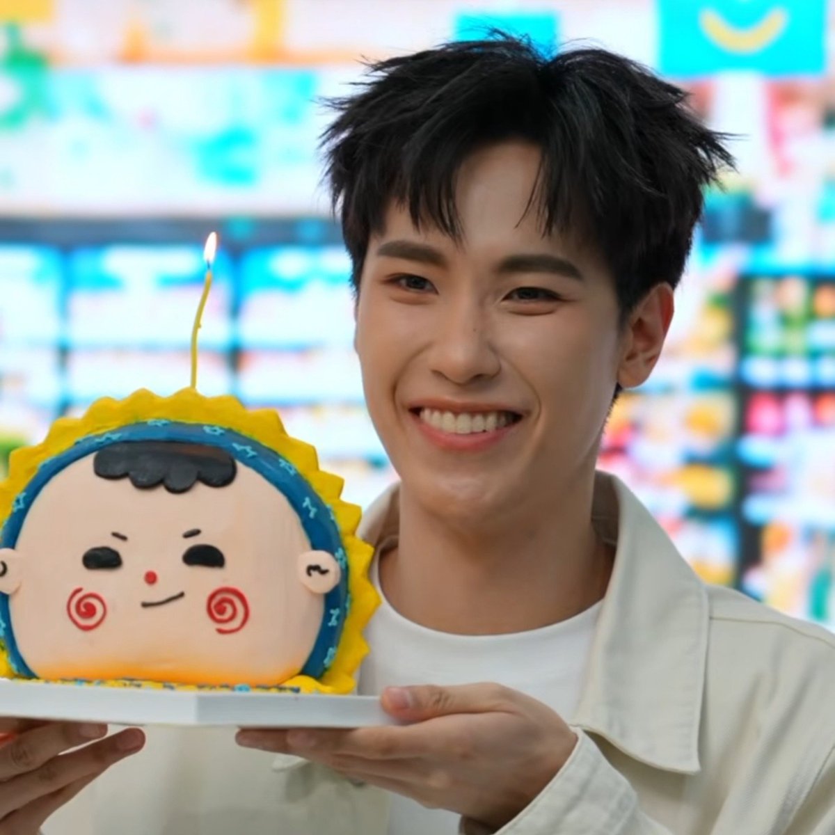 bibijmq's tweet photo. โลตัสทำถึงจัง เอาหน้าพี่จูมาทำเค้กเลย55555555555555555
#LotussAppXJunior https://t.co/SL8yKOO1vX