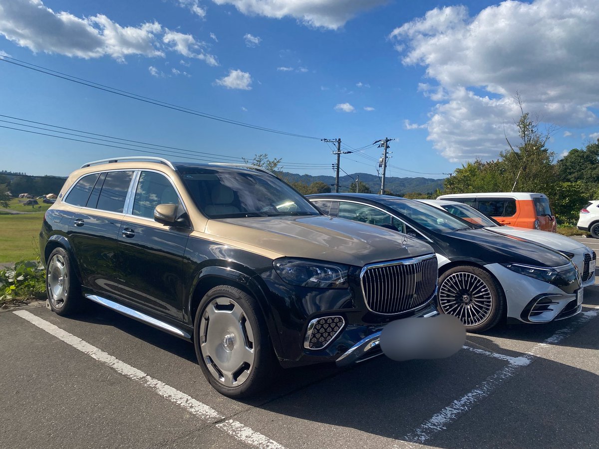 doctor_boxster's tweet photo. イベント会場で同じ二色のメルセデスを見つけましたが、何か迫力が違いますね… https://t.co/WMEpc7v92A