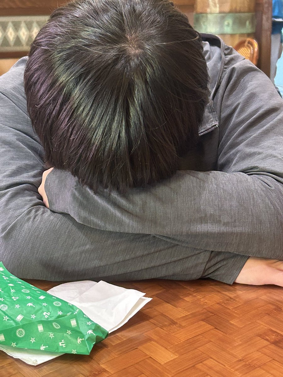 moonragi3's tweet photo. ハズさん、元気出して……（ただの睡眠） https://t.co/yyxYwGtnmQ
