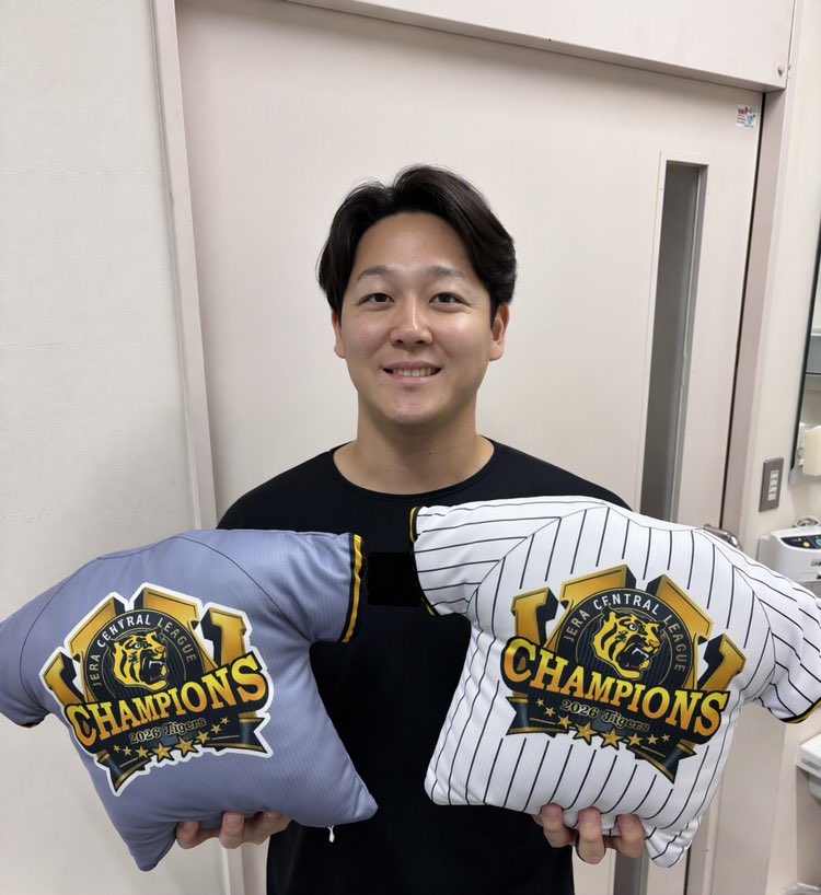 tigersgoodsinfo's tweet photo. 🐯本日のTORAコーデご紹介🐯
  ～✨選手Ver✨～

#木下里都 選手に
JERA セ・リーグ 2026優勝記念ユニフォーム型クッションを持ってもらいました✨

ユニフォーム型のふわふわクッションです!
寝室やリビングのまったり時間にぜひ☺️

【皆さんも #TORAコーデ でご自身のコーディネートをポストしてください🐯】

#阪神タイガース 
https://t.co/dVi41GGpqY