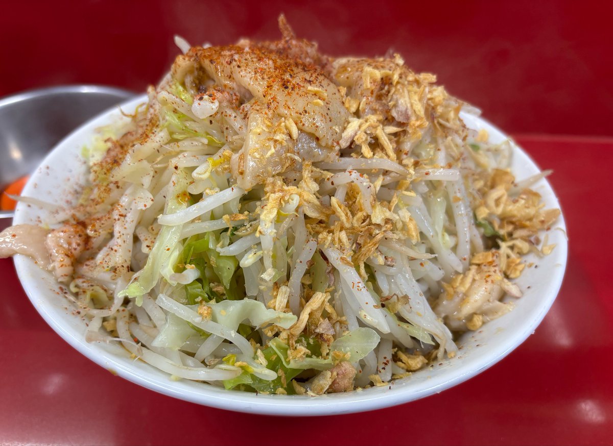 maro20220501's tweet photo. ラーメン二郎 越谷
汁なし YAI

栃木街道がお休みなら越谷で途中下車すればいいじゃない！臨時営業助かる。
デロむち麺と豚うますぎ…キャベツ多くて神…もう🥟はいらないね

#ラーメン二郎越谷店
#ややちゃんとドカ食い気絶部 https://t.co/rY6XREM3lO
