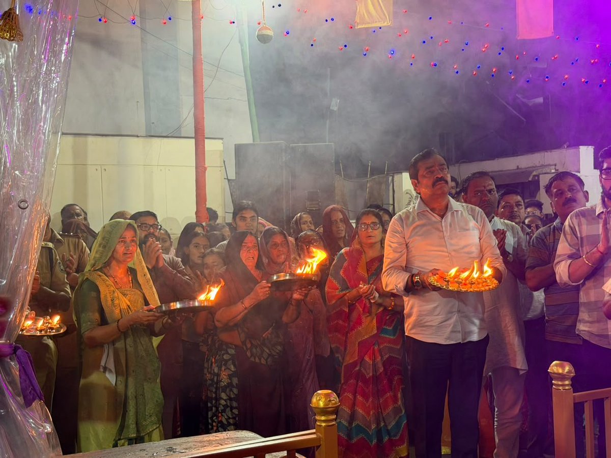 idrrakeshbjp's tweet photo. ગઈકાલે બળિયા દેવ વાસ, અમરાઈવાડી ગામ ખાતે નવરાત્રી મહોત્સવ નિમિત્તે ભવ્ય આરતી કાર્યક્રમમાં ઉપસિ્થત રહી માતાજીના આશીર્વાદ પ્રાપ્ત કર્યા.આ પ્રસંગે AMC સ્ટેનિ્ડંગ કમિટીના ચેરમેનશ્રી @iKamleshBJP , સ્થાનિક આગેવાનો, પોલીસ વિભાગના અધિકારીઓ, આરતીમાં સહભાગી થયા

#Navratri2026 https://t.co/IfFnScBnmW