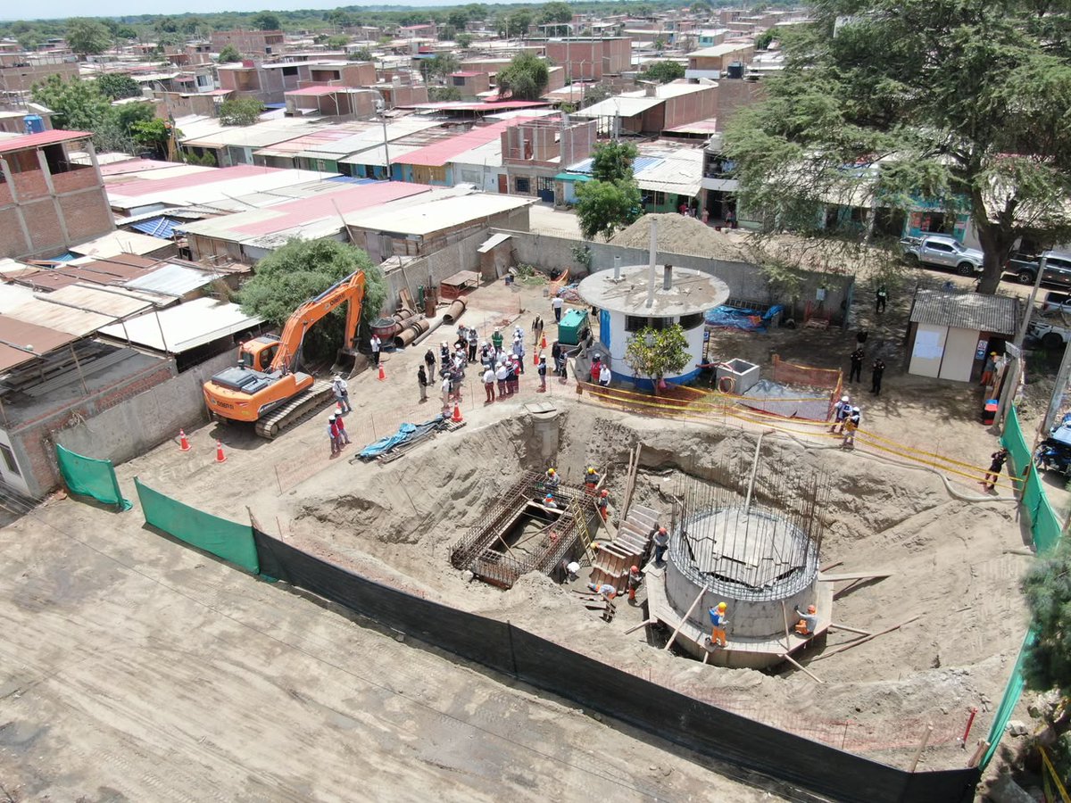 viviendaperu's tweet photo. 🚰 ¡Avanza el agua y  saneamiento para Catacaos!

📌 El ministro de Vivienda, Mauricio Arnillas, supervisó los trabajos del proyecto de agua potable y alcantarillado en Catacaos, que registra un avance físico del 94.89 %, representa una inversión superior a S/ 223 millones y beneficiará a más de 44 mil piuranos.

📌 Durante la visita, acompañado de la senadora Karla Schaefer, recorrió las cámaras de bombeo de aguas residuales Monte Sullón y Nuevo Catacaos, donde verificó el estado de ambas infraestructuras, que forman parte de esta importante obra destinada a mejorar la calidad de vida de miles de familias.

📰 Nota de prensa: https://t.co/HxLv5mrhxS