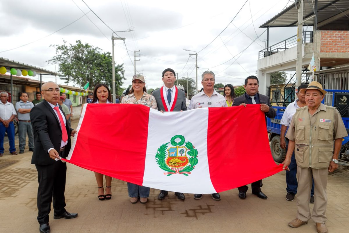 viviendaperu's tweet photo. 💧 Piura: Primer paso para el agua potable en Villa Santa Sofía!

📌 En el marco del 37°Aniversario del centro poblado de Santa Sofía, provincia de Sullana, el ministro de Vivienda, Mauricio Arnillas, participó en la colocación de la primera piedra de la obra de agua potable y alcantarillado, proyecto de la municipalidad Ignacio Escudero, que beneficiará a más de 8 mil habitantes.

“El proyecto de agua y saneamiento para Santa Sofía tiene un presupuesto garantizado de S/ 54 millones”, anunció, tras precisar que el municipio ya cuenta con S/ 22 millones y que el monto restante se completará el próximo año. 🏗️

📌 En la ceremonia participaron el diputado Eduardo Castillo; la senadora Karla Schaefer, los alcaldes de Ignacio Escudero, César García; y de Villa Santa Sofía, Pool Nizama; así como representantes de la JASS y autoridades locales.