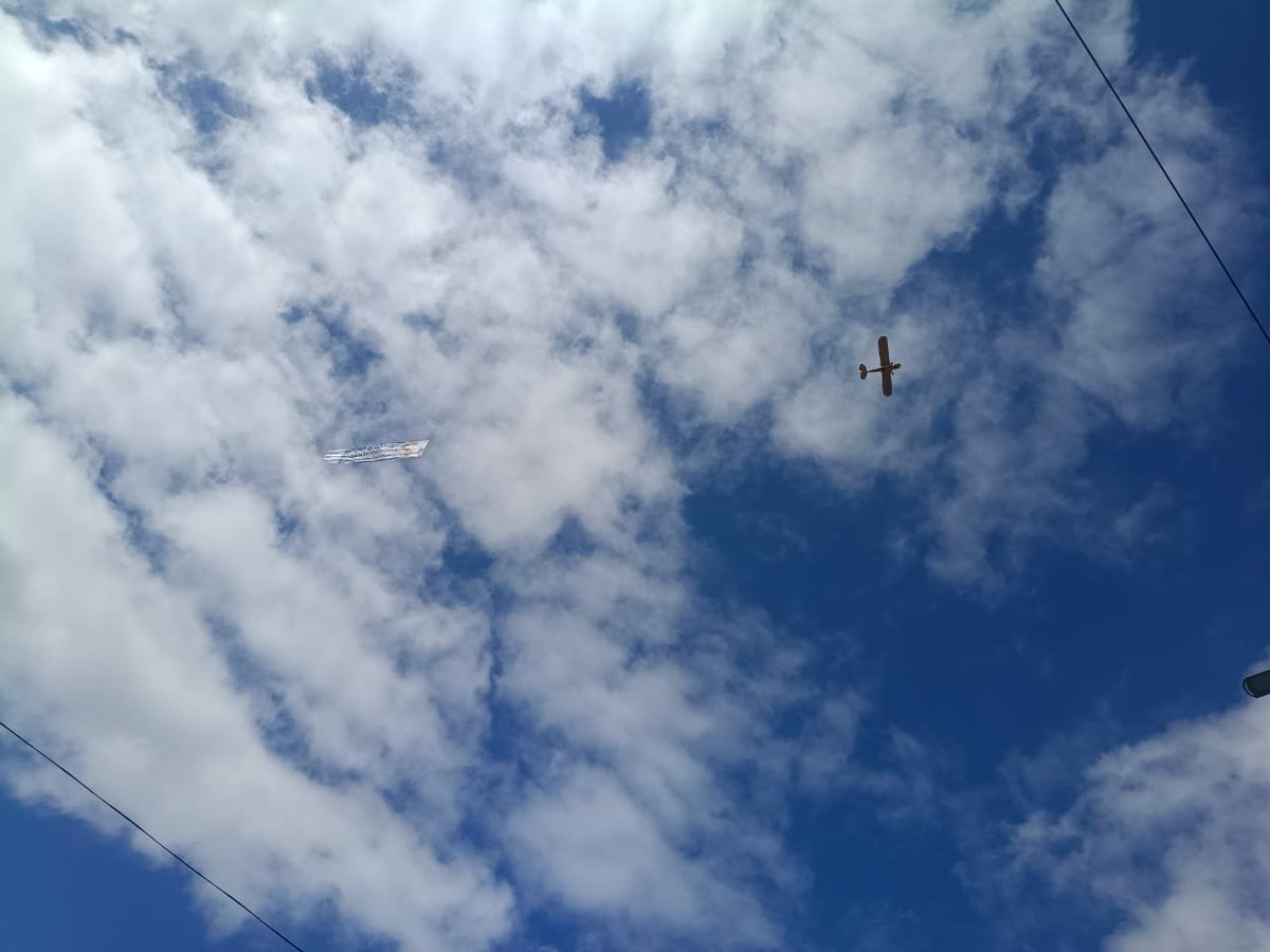 uhggukk's tweet photo. sábado pero no ESE sábado viendo pasar a la avioneta con la bandera de jungkook en la fila de la puerta 4 https://t.co/EhT6xXPT2s