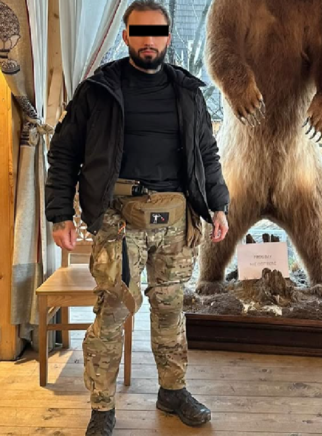 ZaPLMundurem's tweet photo. Prowokator prowadzi agencję, która świadczy specjalistyczne usługi komercyjne w sektorze ochrony i bezpieczeństwa. Działa głównie w Warszawie 😉przedstawia się jako konsultant ds. bezpieczeństwa, specjalista ds. operacji specjalnych, oraz były żołnierz pracujący  z K9. https://t.co/b96k19cvr5