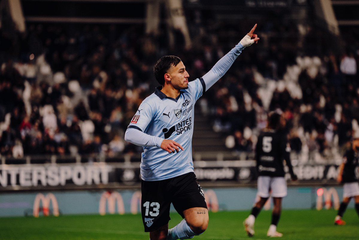AmiensSC's tweet photo. ⚽ Entré à la pause, Yanis Rafi n’a pas tardé à faire parler de lui ! Deux minutes pour remettre les Amiénois à hauteur et débloquer son compteur cette saison. #ASCUSTL 🔥 https://t.co/pvEq9V4K9D
