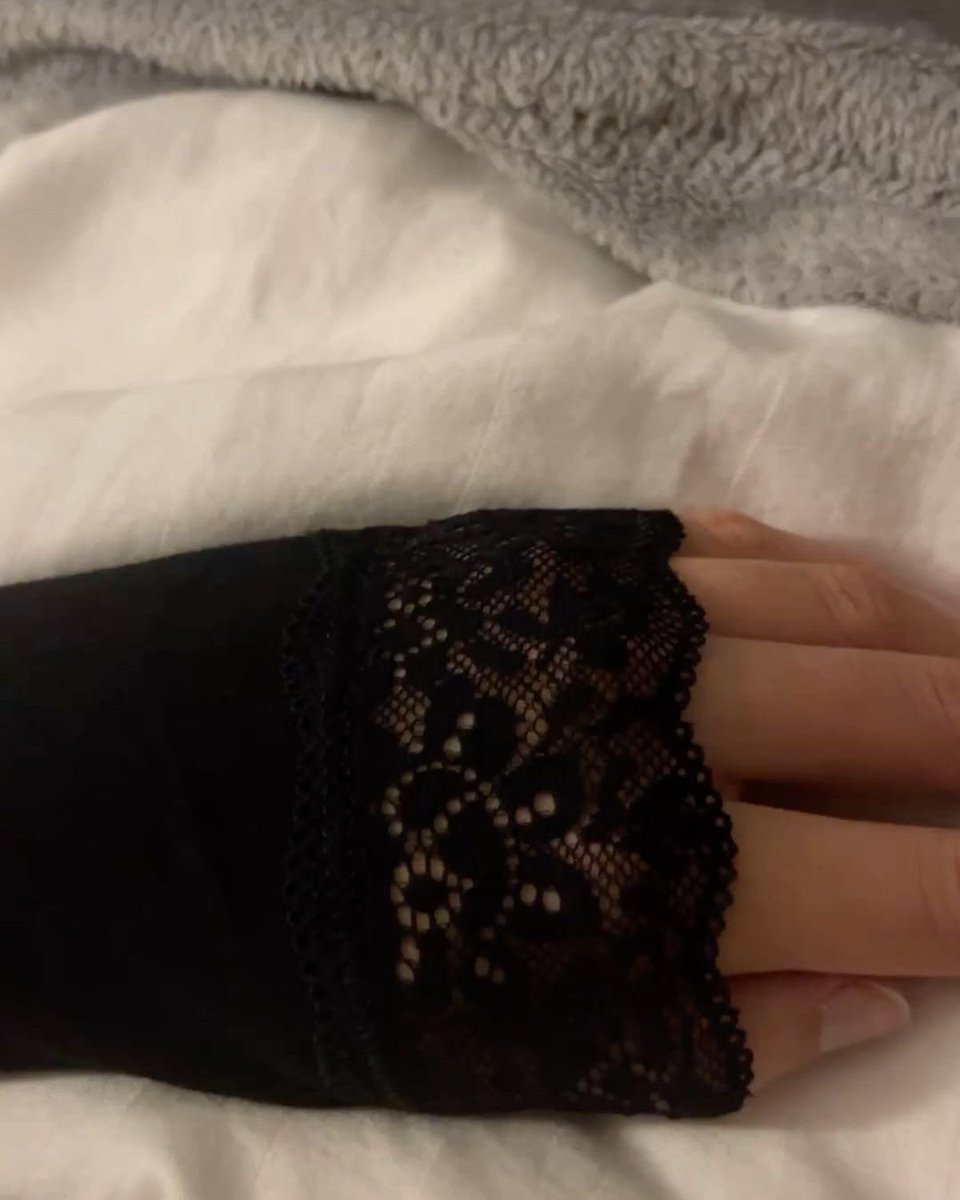 h0neyndmilk's tweet photo. the most beautiful sleeves https://t.co/LERRm4DpC3