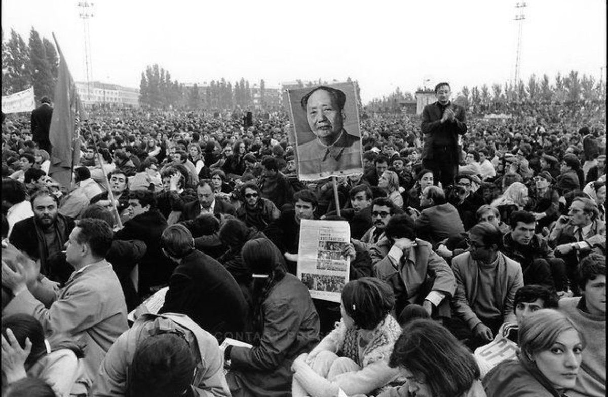 XingXingJIAD's tweet photo. 与此同时最奇怪的事情发生了

在1968年5月，法国共产党带着几乎全法国所有的学生工人参与革命罢工；迫使戴高乐同意了法国共产党的的政治诉求，1968年11月，政府颁布了《富尔法案》（Loi Edgar Faure）延续到了今天。

然而当年法国人举着的，为什么是中国领袖的画像？

而现在的你，却诋毁这位先辈，说画像里的人是暴徒，独裁者。

看看现在的法国吧，全世界都不想去，

蠢的跟一头猪一样，还以为自己能够独立思考。