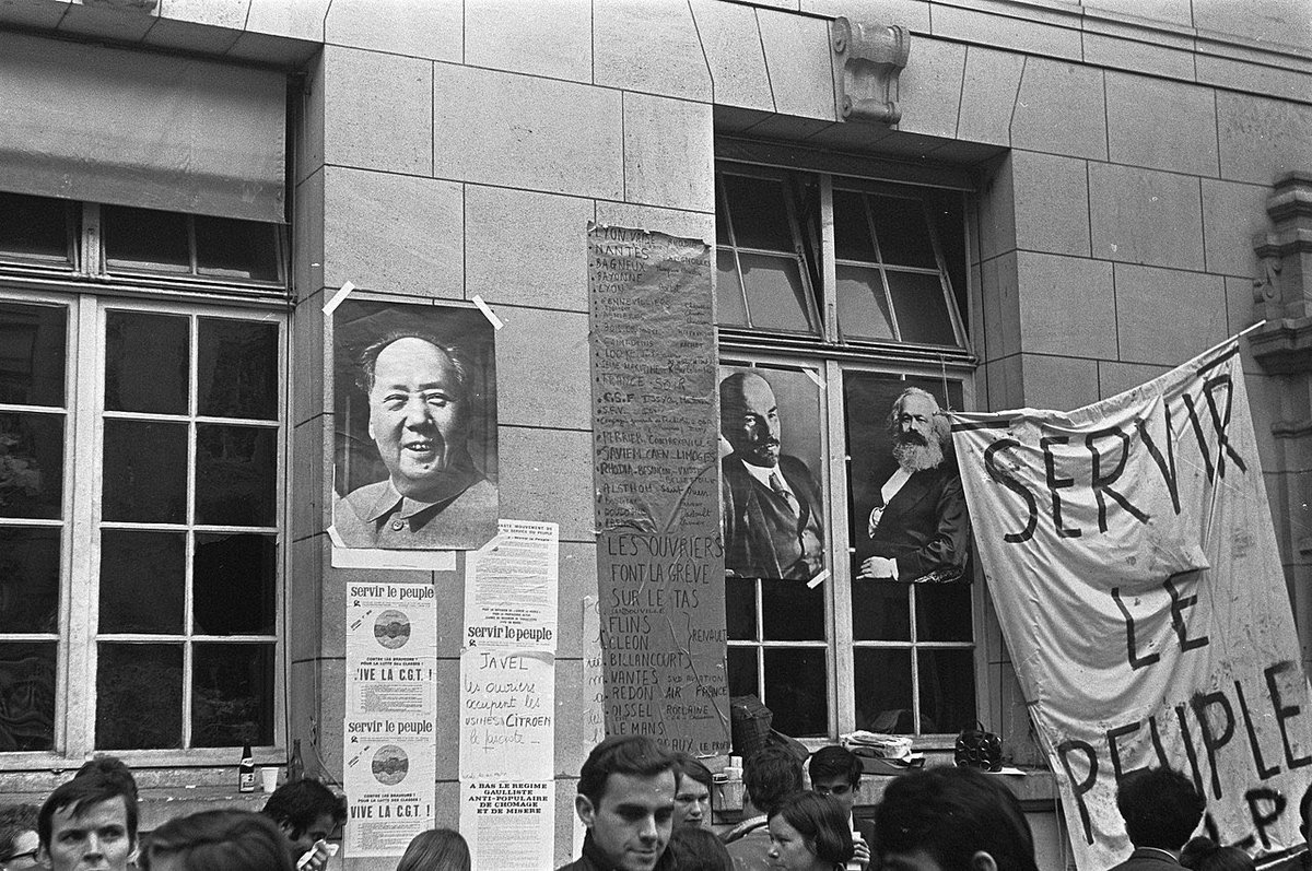XingXingJIAD's tweet photo. 与此同时最奇怪的事情发生了

在1968年5月，法国共产党带着几乎全法国所有的学生工人参与革命罢工；迫使戴高乐同意了法国共产党的的政治诉求，1968年11月，政府颁布了《富尔法案》（Loi Edgar Faure）延续到了今天。

然而当年法国人举着的，为什么是中国领袖的画像？

而现在的你，却诋毁这位先辈，说画像里的人是暴徒，独裁者。

看看现在的法国吧，全世界都不想去，

蠢的跟一头猪一样，还以为自己能够独立思考。