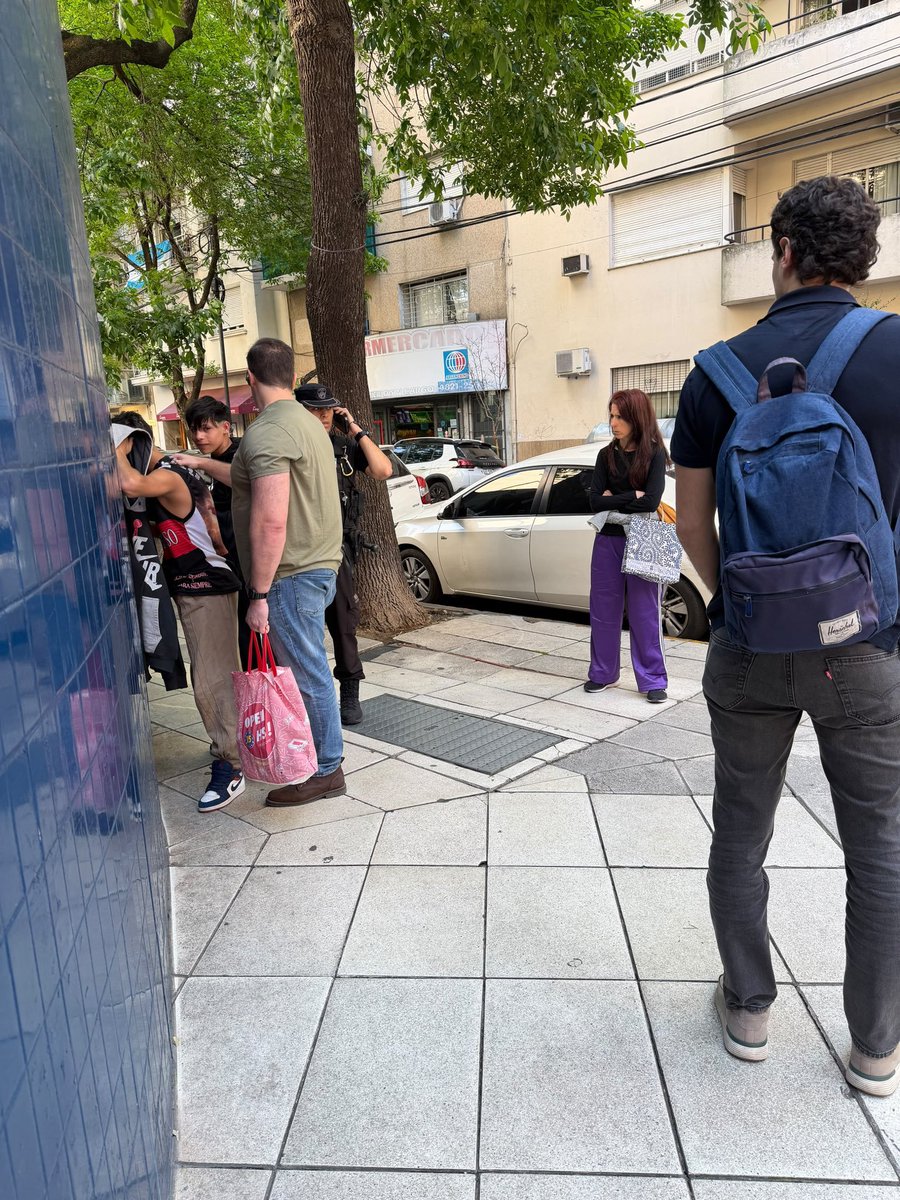 TraductorTeAma's tweet photo. El Gordo Dan, mientras le compraba pañales a su preciosa hija, redujo y arrestó a dos delincuentes con una sola mano. 
Con una sola mano, porque en la otra tenía los pañales de su preciosa hija.

Gracias Gordo Dan por cuidarnos. https://t.co/rA1m4M8l1j