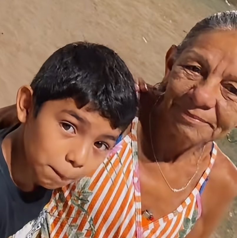 stagepopbr's tweet photo. Valéria Diniz, bolsonarista que humilhou um menino autista de 9 anos por declarar voto em Lula enquanto vendia doces para ajudar sua família, estaria sofrendo ameaças atribuídas a facções criminosas após a repercussão do caso. https://t.co/ves6Q6iv6H