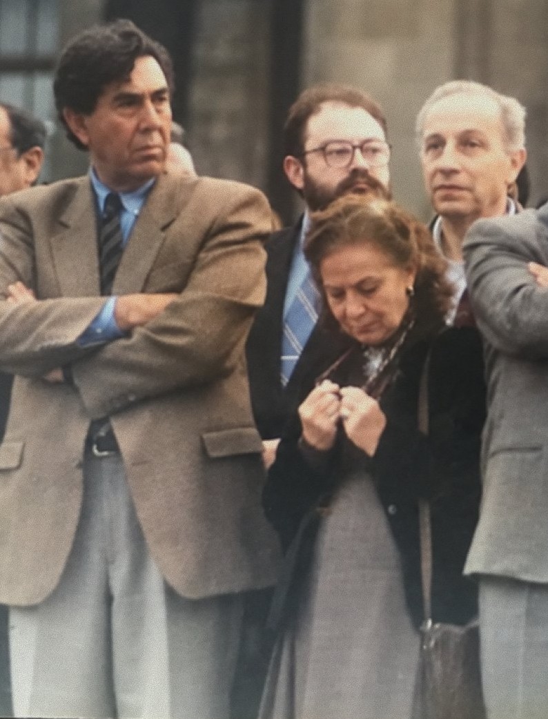 OlgaMMiranda's tweet photo. Cuauhtémoc Cárdenas en la UNAM, año 2000.

Después de la huelga de la UNAM, en 1999, Adolfo Gilly y yo nos volvimos muy cercanos. Él quería siempre discutir conmigo. A mis 19 años eso era un gran halago y creo que no dimensioné su importancia hasta décadas después. 
 
En una de esas ocasiones, Adolfo me pidió juntar todos los periódicos que pudiera, sin decir más. Un día me dijo que fuéramos al Reclusorio Norte a visitar a los universitarios que habían sido tomados presos en la incursión de la recién creada PFP a Ciudad Universitaria.  

Gilly me dijo que teníamos que hacer una parada en Chimalistac para recoger a Elena Poniatowska, y de allí nos fuimos al reclusorio. Logramos entrar a las celdas y hablar con los compañeros. Elena hizo en esa visita una serie de entrevistas que después publicó en La Jornada.  

Al salir, los grupos ultras increparon a Elena y Adolfo: les gritaban traidores y Cardenistas. Él, a gritos, defendía su posición y la visita de Elena. Años después, uno de esos personajes golpearía en la cabeza a Adolfo cerca del Zócalo. Siempre fueron unos cobardes.  

En una de esas largas discusiones, Gilly, me dijo: “Olga, Cárdenas tiene que hacer un mitin en la UNAM”. Me le quedé mirando y le dije que sería harto complicado, si no es que hasta imposible, recordándole el capítulo a las afueras del reclusorio. Él insistía en que era necesario que, con la figura de Cárdenas, tratáramos de articular los pedazos de los núcleos estudiantiles que habían sobrevivido a la derrota de la huelga del CGH. Me pareció lógico y necesario. 

La propuesta después la discutimos con Imanol Ordorika, quien era vocero y coordinador de medios de Cuauhtémoc Cárdenas en la campaña presidencial. Todos tenían reservas, menos Adolfo. 

Seguí conversando con diferentes compañeros de los distintos grupos políticos. Muchos se oponían a la entrada del ingeniero por diferentes cálculos: unos, por la violencia que sabíamos que se desataría; otros, porque la elección en la ciudad estaba muy cerrada; otros no le veían caso a empujar la campaña del ingeniero, y los grupos ultras, porque no creían en la democracia.  

Ya bien medido el terreno, fuimos un grupo a hablar con @lopezobrador_  y con Cuauhtémoc Cárdenas. El planteamiento fue que era necesaria una iniciativa que lograra articular lo que quedaba y que casi casi se la debían a la UNAM. El inge aceptó. En esa comisión estábamos @A_MontielR, Higinio Muñoz y otros compañeros, quienes no compartíamos la misma posición. Allí se acordó que fuera el colectivo de los estudiantes el que decidiera si se hacía el mitin o no.  

La mayoría se oponía, y confieso que les hice algunas trampas. En una primera asamblea, quedamos de vernos en Bellas Artes y, como siempre, llegaron tarde. Un par de compañeros y yo nos escondimos, e íbamos viendo cómo llegaban y se iban, por lo que después hablar con cada uno de ellos en lo individual resultó más fácil para consensar una fecha y la frase: “Cárdenas por la UNAM”. Acordamos hacer una segunda reunión tres días después. 

Yo acababa de incorporarme por segunda ocasión al Gobierno de la Ciudad de México y tenía por compañera a Tania Gómez, hija de Magda Gómez, quien era diseñadora gráfica. Le pedí me ayudara haciendo un diseño urgente. Con la ayuda de mi sueldo y los contactos con imprentas de @JesusRCuevas, logré tener los carteles listos para la asamblea siguiente en la Facultad de Arquitectura.  

Para ese encuentro ya se había generado otro acuerdo: no al mitin. Pero, pues, ¿qué se le va a hacer? Yo ya tenía decenas de miles de carteles en el salón de la reunión, por lo que, pues, les quedó claro que el evento se haría con o sin ellos, así que decidieron sumarse.  

El siguiente paso era impedir que la ultra boicoteara el evento y, con la ayuda de compañeros con experiencia en el manejo de esa plaza, como Antonio Santos, se diseñó un sistema de audio colocado de tal forma y con tal potencia que ahogara cualquier gritoneo antidemocrático. Esa parte la logramos.

Adicionalmente, tomamos el área de la Torre de la Rectoría, ya no en calidad de creyentes en el diálogo; ya habíamos tomado experiencia en enfrentarnos físicamente con los partidarios del Mosh, La Pita y compañía. Así que estábamos listos y listas para rifarnos el físico.  

El mitin se realizó. El inge Cárdenas, generoso como siempre, nunca dudó de nosotros. Hubo empujones, golpes, descalabrados, etcétera. Pero logramos articular un grupo pequeño que pudo quedarse a continuar con el activismo estudiantil, que alimentó al obradorismo, como en su momento los universitarios nutrieron al Cardenismo. Mi querido Adolfo Gilly tenía razón.