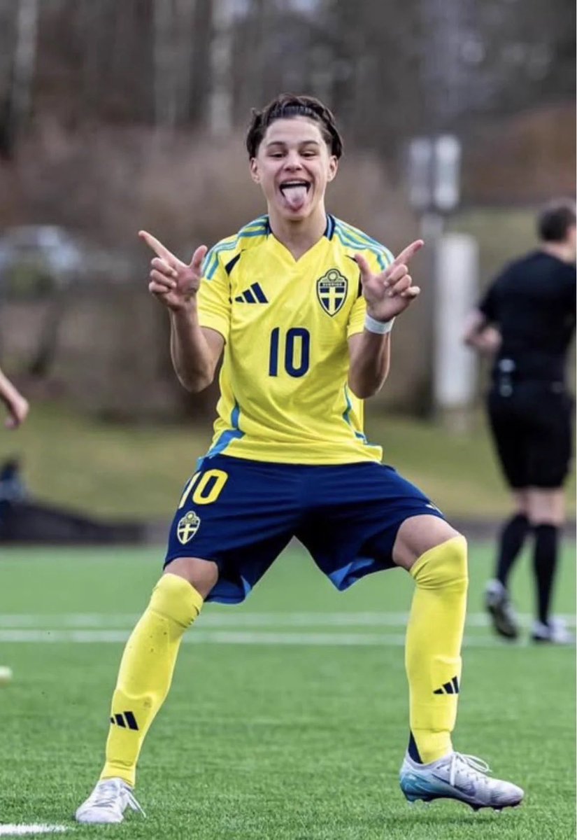 ScouTurk's tweet photo. 🚨BREAKING 🇹🇷🇸🇪

Alex Ata Erdoğan, Sweden’s biggest football talent and the No. 10 of their youth national teams, has rejected a new call-up from Sweden! 🇸🇪❌

Instead, he has accepted an invitation to represent Türkiye’s U18 national team! 🇹🇷✅🔥 https://t.co/T0Zln7YJlA
